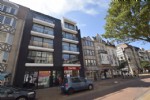 RUIM handelspand in de knappe nieuwbouwresidentie "Lierman", gelegen op een absolute commerciële toplocatie: in het begin van de hoofdwinkelstraat op nauwelijks 100 m van de zeedijk. Dit pand wordt casco aangeboden; diverse handelsactiviteiten zijn mogelijk. Onder deze tekst bij "documenten" vindt u een grondplan. (17/051)